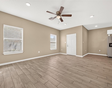 310 W Watson Street - Photo Thumbnail 8