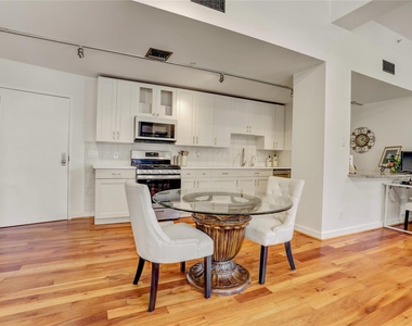 915 Franklin Street - Photo Thumbnail 6
