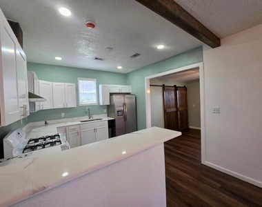 911 43rd Street - Photo Thumbnail 5