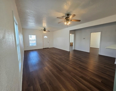 911 43rd Street - Photo Thumbnail 3