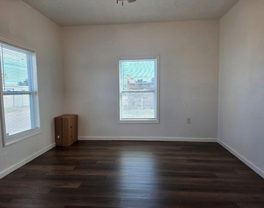 911 43rd Street - Photo Thumbnail 7