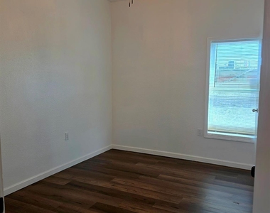 911 43rd Street - Photo Thumbnail 8
