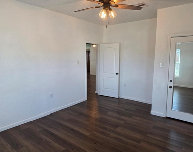 911 43rd Street - Photo Thumbnail 10