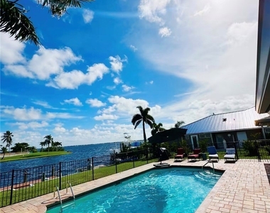 2025 Se 44th Street - Photo Thumbnail 4