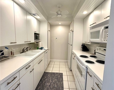 555 Park Shore Drive - Photo Thumbnail 5