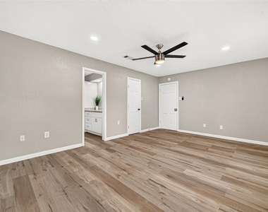 552 Roanoke Drive - Photo Thumbnail 14