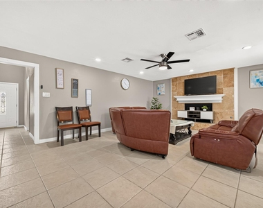 552 Roanoke Drive - Photo Thumbnail 4