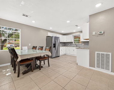 552 Roanoke Drive - Photo Thumbnail 5