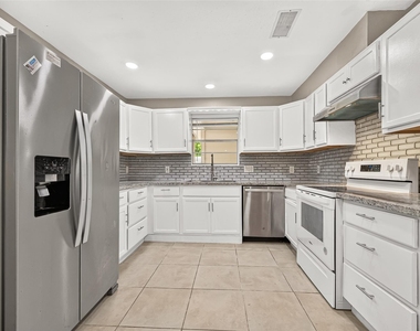 552 Roanoke Drive - Photo Thumbnail 6