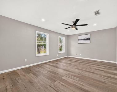 552 Roanoke Drive - Photo Thumbnail 13
