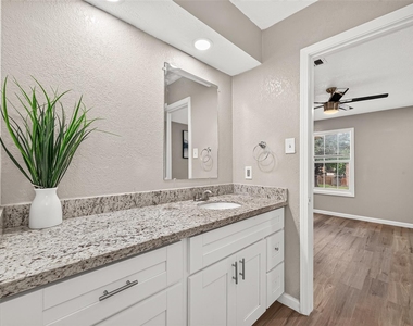 552 Roanoke Drive - Photo Thumbnail 16