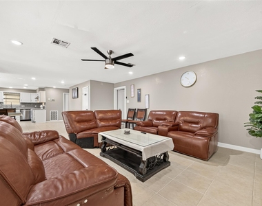 552 Roanoke Drive - Photo Thumbnail 3