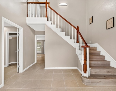 552 Roanoke Drive - Photo Thumbnail 1