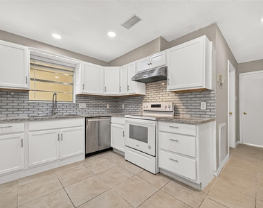 552 Roanoke Drive - Photo Thumbnail 7