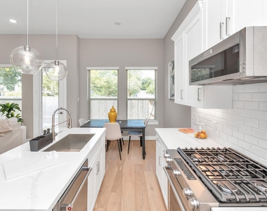 305 Queen Sude Lane - Photo Thumbnail 12