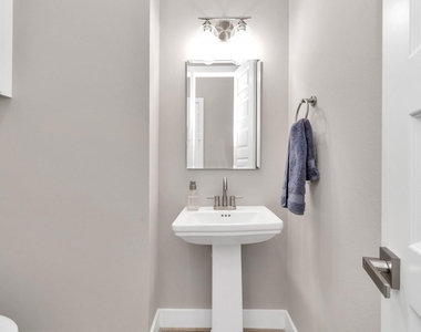 305 Queen Sude Lane - Photo Thumbnail 14