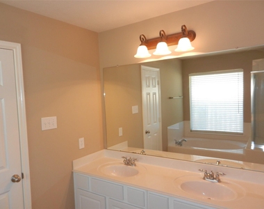 7810 Foster Brook Lane - Photo Thumbnail 16