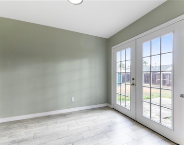 7427 Londres Drive - Photo Thumbnail 6