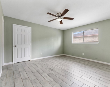 7427 Londres Drive - Photo Thumbnail 14
