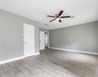 7427 Londres Drive - Photo Thumbnail 11