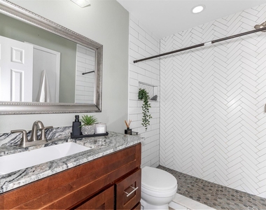 7427 Londres Drive - Photo Thumbnail 9
