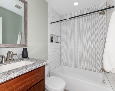7427 Londres Drive - Photo Thumbnail 12