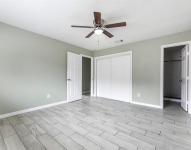7427 Londres Drive - Photo Thumbnail 8