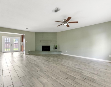 7427 Londres Drive - Photo Thumbnail 2