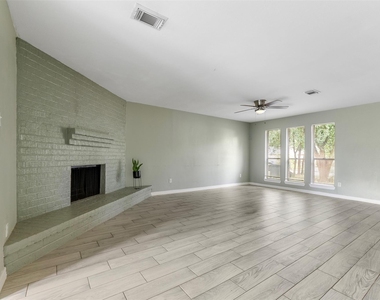 7427 Londres Drive - Photo Thumbnail 3