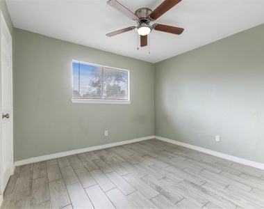 7427 Londres Drive - Photo Thumbnail 13