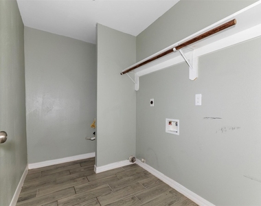 7427 Londres Drive - Photo Thumbnail 15