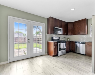 7427 Londres Drive - Photo Thumbnail 5