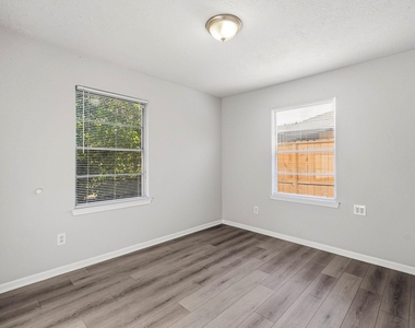 5418 Ridgeway Drive - Photo Thumbnail 9