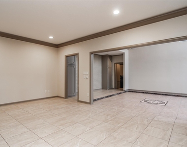 8602 Oakford Drive - Photo Thumbnail 12