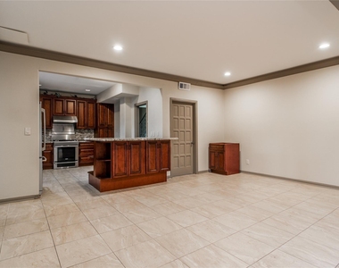 8602 Oakford Drive - Photo Thumbnail 14