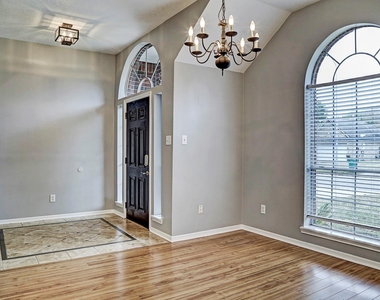 1925 Florida Drive - Photo Thumbnail 5