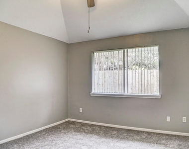 1925 Florida Drive - Photo Thumbnail 11