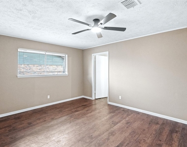 2204 Mimosa Court - Photo Thumbnail 13