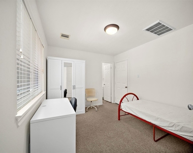 3113 Clearview Circle - Photo Thumbnail 3