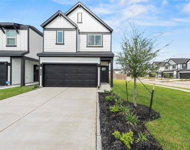 12302 Greenwood Gate Drive - Photo Thumbnail 3