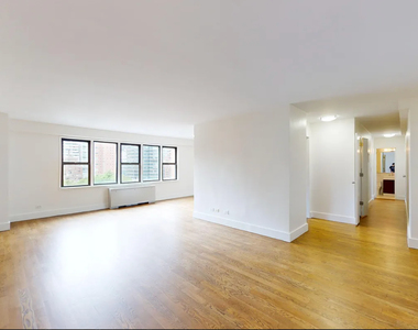 East 63 Street - Photo Thumbnail 3