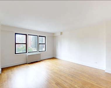 East 63 Street - Photo Thumbnail 4