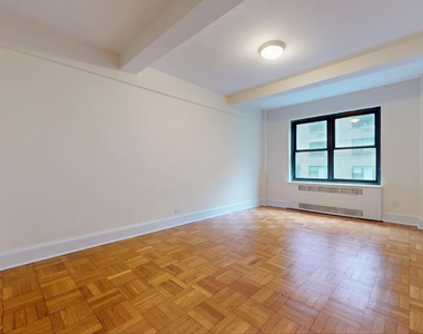 East 56 Street - Photo Thumbnail 8