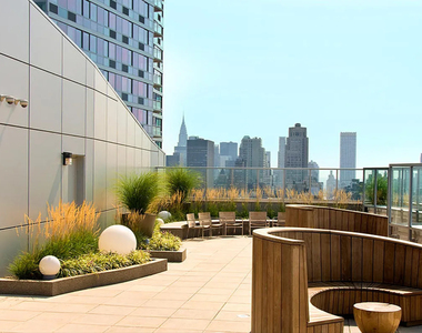 West 37th Street - Photo Thumbnail 8