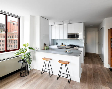 West 35th Street - Photo Thumbnail 4