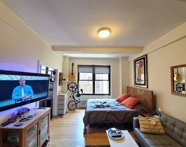 Second Avenue - Photo Thumbnail 12