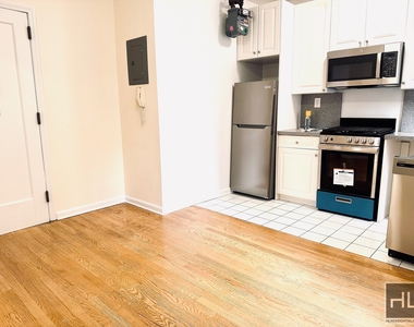 West 45 Street - Photo Thumbnail 3