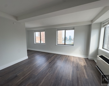 East 91st Street - Photo Thumbnail 2