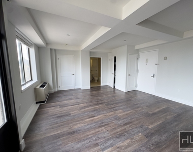 East 91st Street - Photo Thumbnail 5