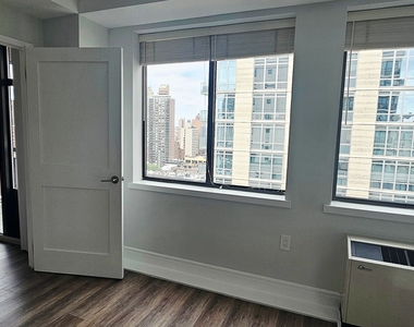 East 91st Street - Photo Thumbnail 9